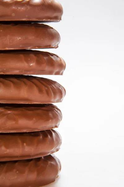 Une Pile Barres Protéinées Chocolat Isoler Sur Fond Blanc — Photo