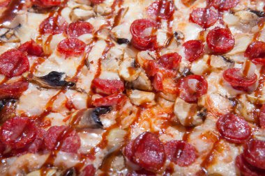 Pizza dokusu, yemek arkaplanı. Taze pişmiş pizzayı kapat.