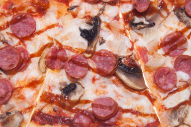 Pizza dilimleri, yemek arkaplanı. Taze pişmiş pizza yakın plan.