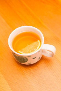 Ahşap masada romantik çay fincanı