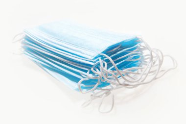 Koronavirüs ve diğer enfeksiyonlara karşı korunmak için antiviral tıbbi maskeler.