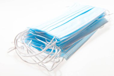 Koronavirüs ve diğer enfeksiyonlara karşı korunmak için antiviral tıbbi maskeler.