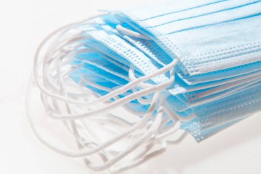 Koronavirüs ve diğer enfeksiyonlara karşı korunmak için antiviral tıbbi maskeler.