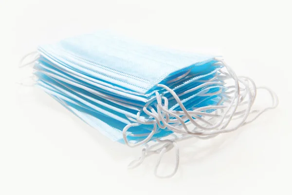 Koronavirüs ve diğer enfeksiyonlara karşı korunmak için antiviral tıbbi maskeler.