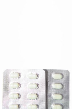 Beyaz arka planda izole edilmiş bir hap paketi