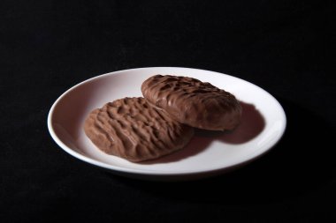 Siyah arkaplanda izole edilmiş çerez tabağı