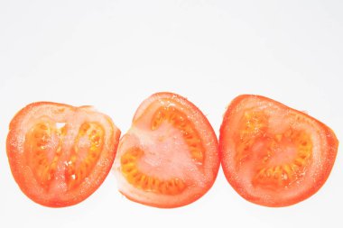 Bir sıra taze domates ve beyaz bir arka plan. Reklam kullanımı mümkün