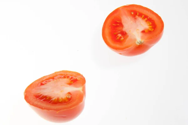 Deux Moitiés Tomate Isolées Sur Fond Blanc — Photo