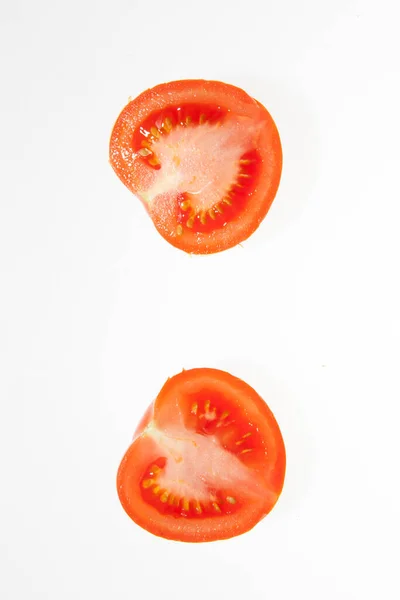 Deux Moitiés Tomate Isolées Sur Fond Blanc — Photo