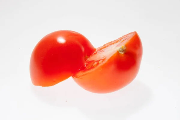 Zwei Tomatenhälften Isoliert Auf Weißer Draufsicht — Stockfoto