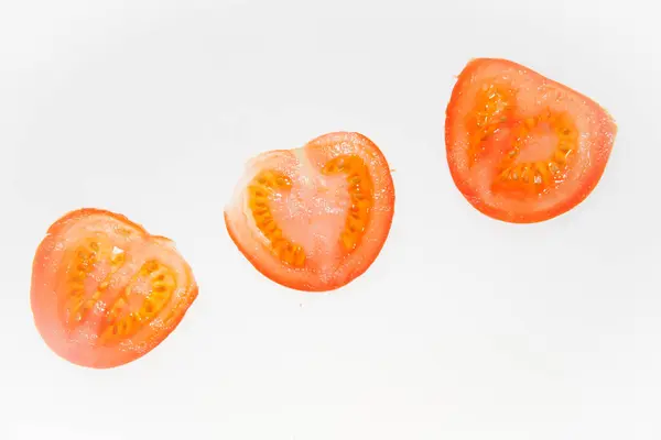 Une Rangée Tomates Fraîches Fond Blanc Utilisation Publicité Possible — Photo