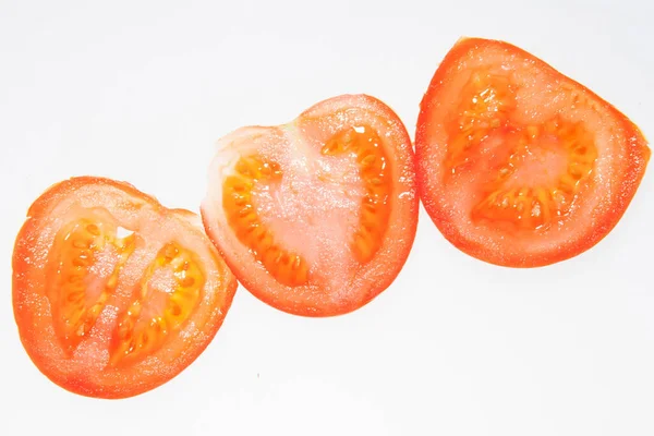 Rząd Świeżych Pomidorów Białe Tło Możliwe Wykorzystanie Reklamy — Zdjęcie stockowe