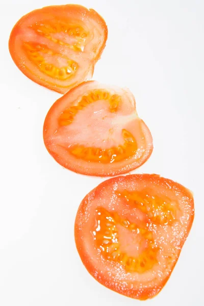 Eine Reihe Frischer Tomaten Und Ein Weißer Hintergrund Werbenutzung Möglich — Stockfoto