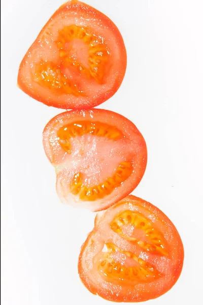 Bir sıra taze domates ve beyaz bir arka plan. Reklam kullanımı mümkün