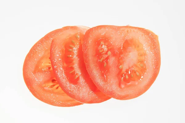 Eine Reihe Frischer Tomaten Und Ein Weißer Hintergrund Werbenutzung Möglich — Stockfoto