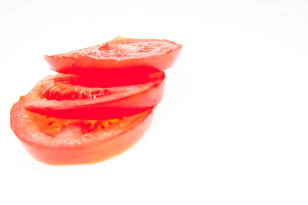 Bir sıra taze domates ve beyaz bir arka plan. Reklam kullanımı mümkün