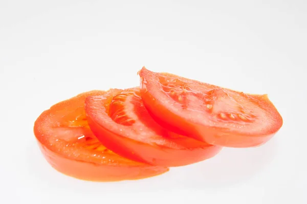 Eine Reihe Frischer Tomaten Und Ein Weißer Hintergrund Werbenutzung Möglich — Stockfoto