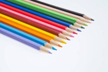 Çok renkli pastel boyaların yakın çekimi. Beyaz arkaplanda izole edilmiş