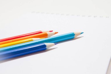 Çok renkli pastel boyaların yakın çekimi. Beyaz arkaplanda izole edilmiş