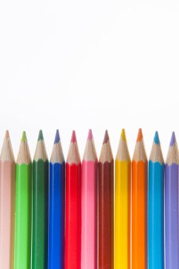 Çok renkli pastel boyaların yakın çekimi. Beyaz arkaplanda izole edilmiş