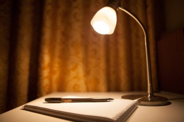 Not defterine yazı yazmak için akşam vakti.