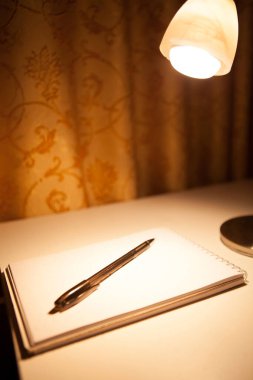 Not defterine yazı yazmak için akşam vakti.