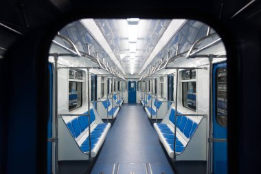 Rusya'da bir metro vagonunun içi. Metro treni bir tünelde çalışır. Pencereli ve koltuklarlı boş metro vagonunun içinde. Yeraltımodern ulaşım.