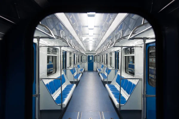 Interior de um carro de metrô na Rússia. O metro corre num túnel. Dentro da carruagem do metrô vazia com janelas e assentos. Transporte moderno do subterrâneo . — Fotografia de Stock