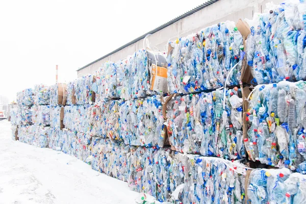 Balas de plástico de basura en la planta de tratamiento de residuos. Reciclaje separado y almacenamiento de basura para su posterior eliminación, clasificación de basura. Negocio de clasificación y tratamiento de residuos . — Foto de Stock