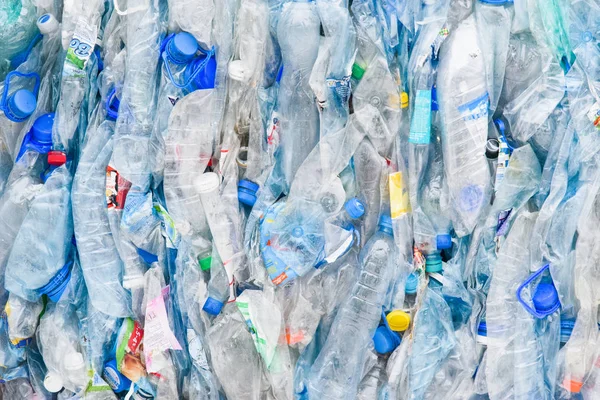 Plastikballen mit Müll an der Kläranlage. Recycling separatee und Lagerung von Müll für die weitere Entsorgung, Mülltrennung. Geschäft für die Sortierung und Aufbereitung von Abfällen. — Stockfoto