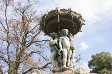 Mimari ve bulutlu mavi gökyüzü ve ağaçlar