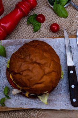 İki pirzola, altın peynir ve beyaz katran soslu sığır etli burger. Arkaplanlı fotoğraf. 