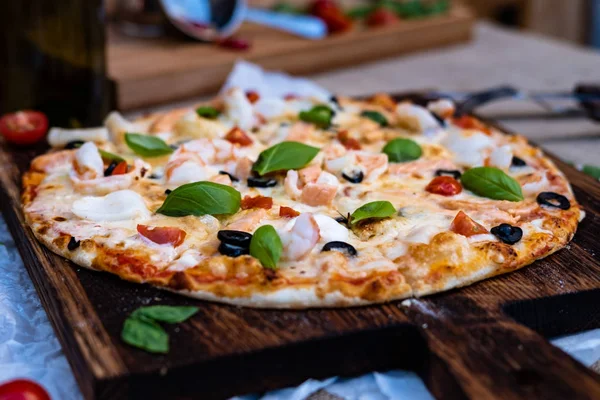 Seafood Pizza Squids Prawns Octopus Fish Olives Sauce Cherry Tomatoes — Stock Photo, Image