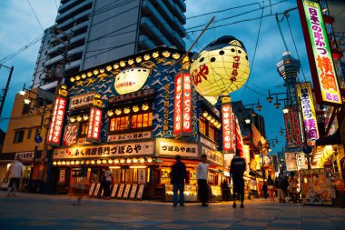 Osaka, Japonya - 2 Nisan 2016: Gece Shinsekai Restoran sokak görünümünü
