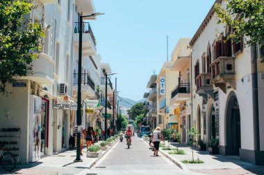 Kos Adası, Yunanistan - 19 Temmuz 2013: Kos Adası alışveriş caddesi