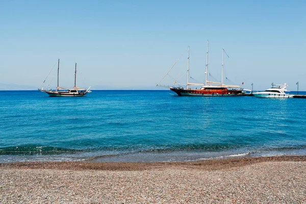 Kos Island beach ve gemi Yunanistan