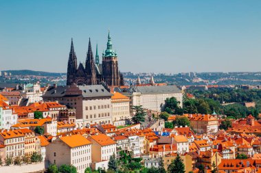 Prag Kalesi ve Çek Cumhuriyeti'nde Petrin Tepesi'nden St. Vitus Katedrali