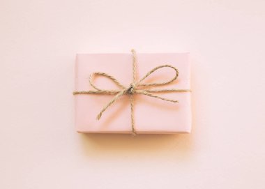hediye kutusu pembe arkaplanda izole
