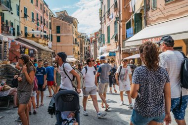 Cinque Terre, İtalya - 16 Ağustos 2016: Sahil köyü Vernazza, renkli binalar ve turist insanlar