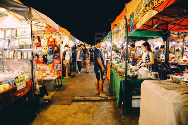 Bangkok, Tayland - 7 Kasım 2017: Rod FAI Night Market 2 Ratchada