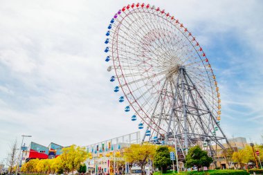 Osaka, Japonya - 6 Nisan 2016: Tempozan dönme dolap