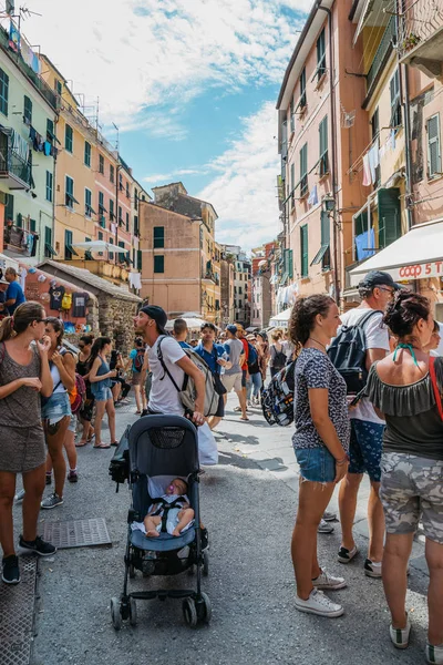 Cinque Terre Italia Agosto 2016 Pueblo Costero Vernazza Coloridos Edificios — Foto de Stock