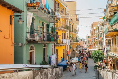 Cinque Terre, İtalya - 16 Ağustos 2016: Sahil köyü Manarola, renkli binalar ve turist insanlar
