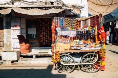 Pushkar, Hindistan - 9 Aralık 2017: Aksesuar durak Pushkar eski semt pazarı