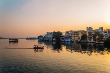 PICHOLA göl günbatımı manzaralı Udaipur, Hindistan