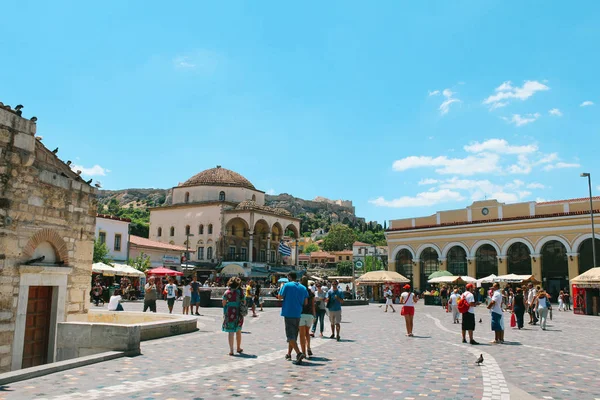 Atina, Yunanistan - 23 Temmuz 2013: Monastiraki Meydanı turist insanlarla