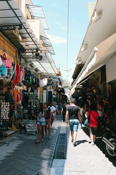 Atina, Yunanistan - 23 Temmuz 2013: Alışveriş caddesi Monastiraki Meydanı yakınlarında