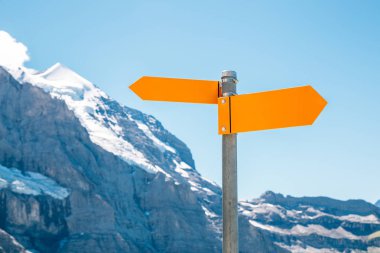 Ok yön işareti altı karlı Dağı