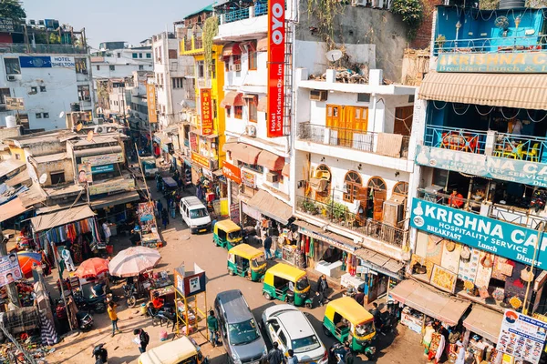 Delhi, Hindistan - 25 Kasım 2017: Paharganj ana ın Bazaarı market Sokağı turist için