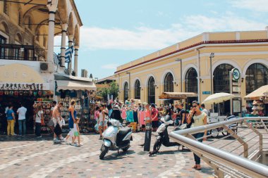 Atina, Yunanistan - 22 Temmuz 2013: Monastiraki Meydanı turist insanlarla